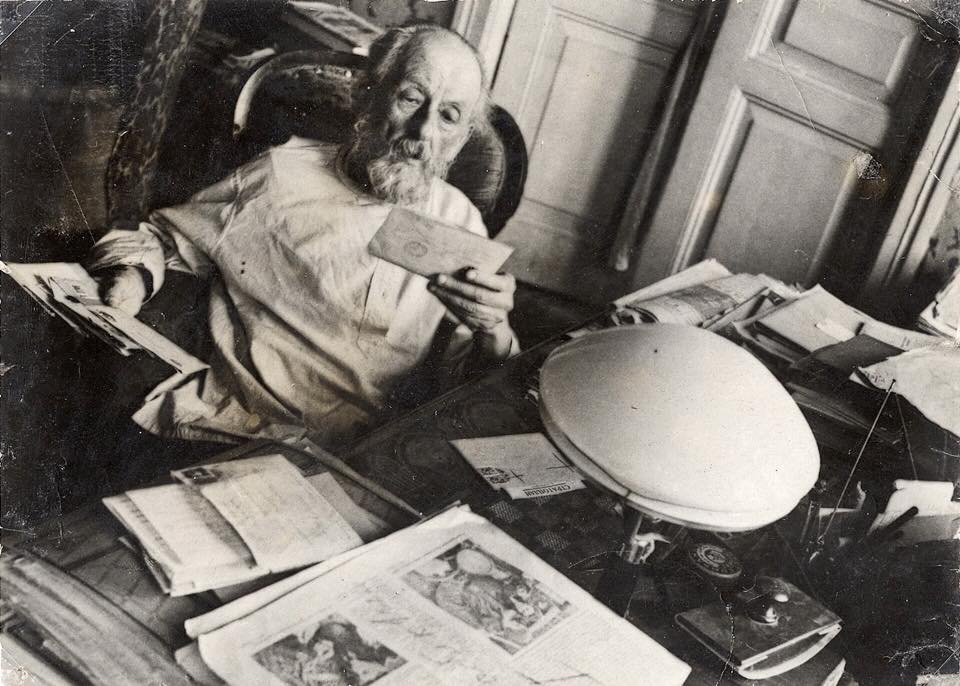 К. Э. Циолковский просматривает полученную корреспонденцию. Фото Ф. А. Чмиля, 16 августа 1935